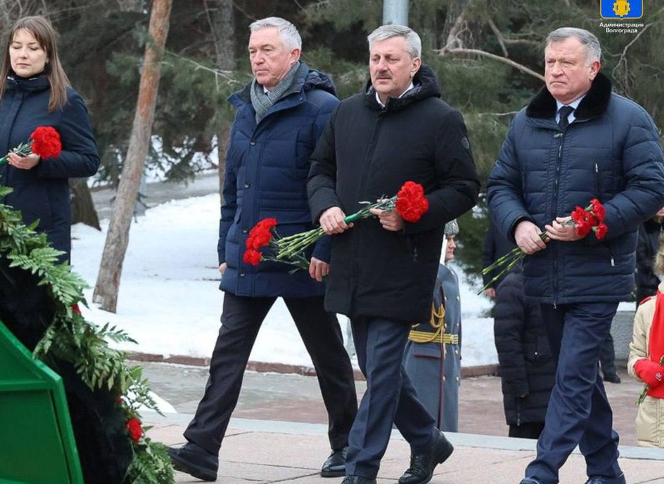 Глава Волгограда Владимир Марченко возложил цветы к братской могиле защитников города